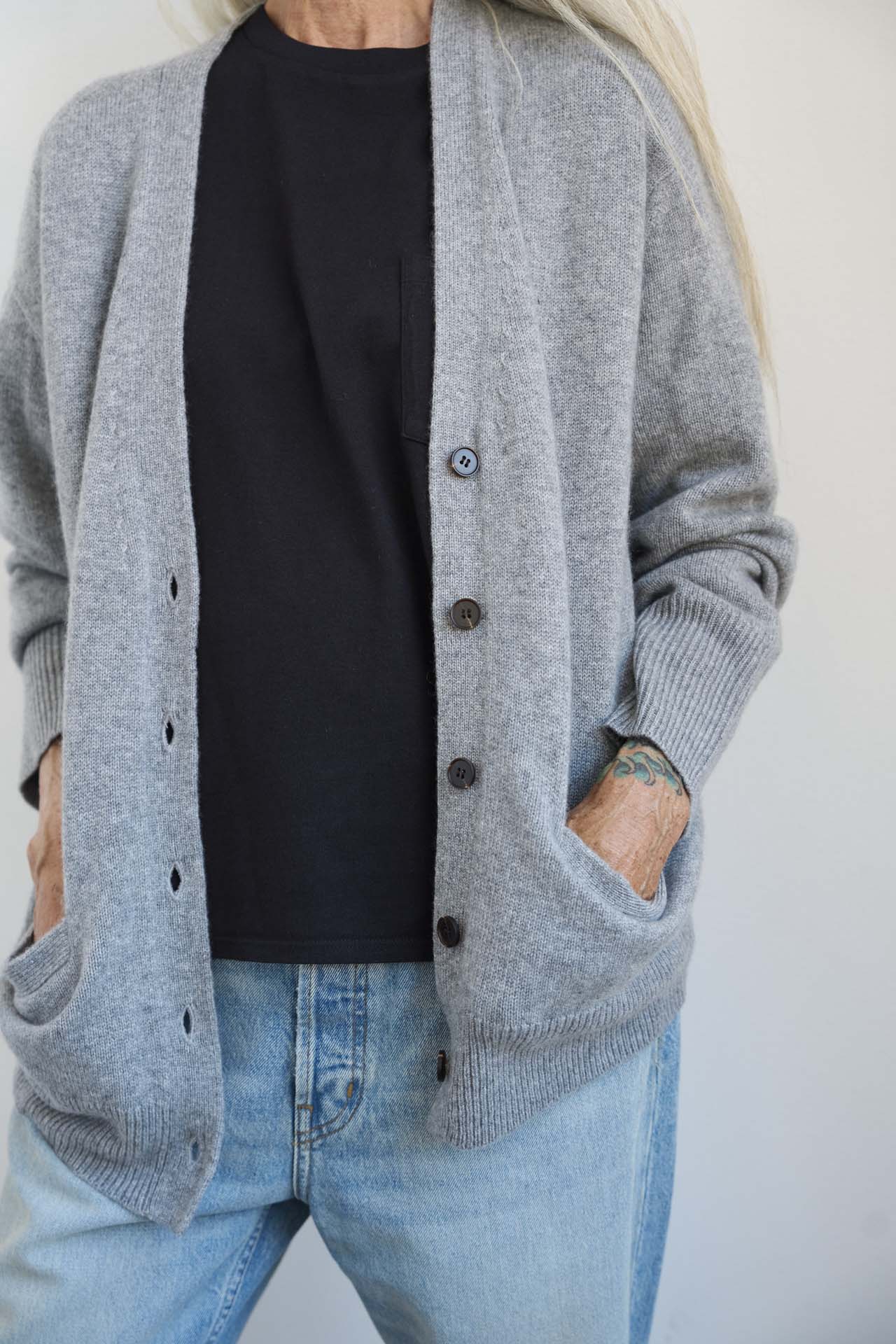 The Welt Pocket Cashmere Cardigan in Light Heather